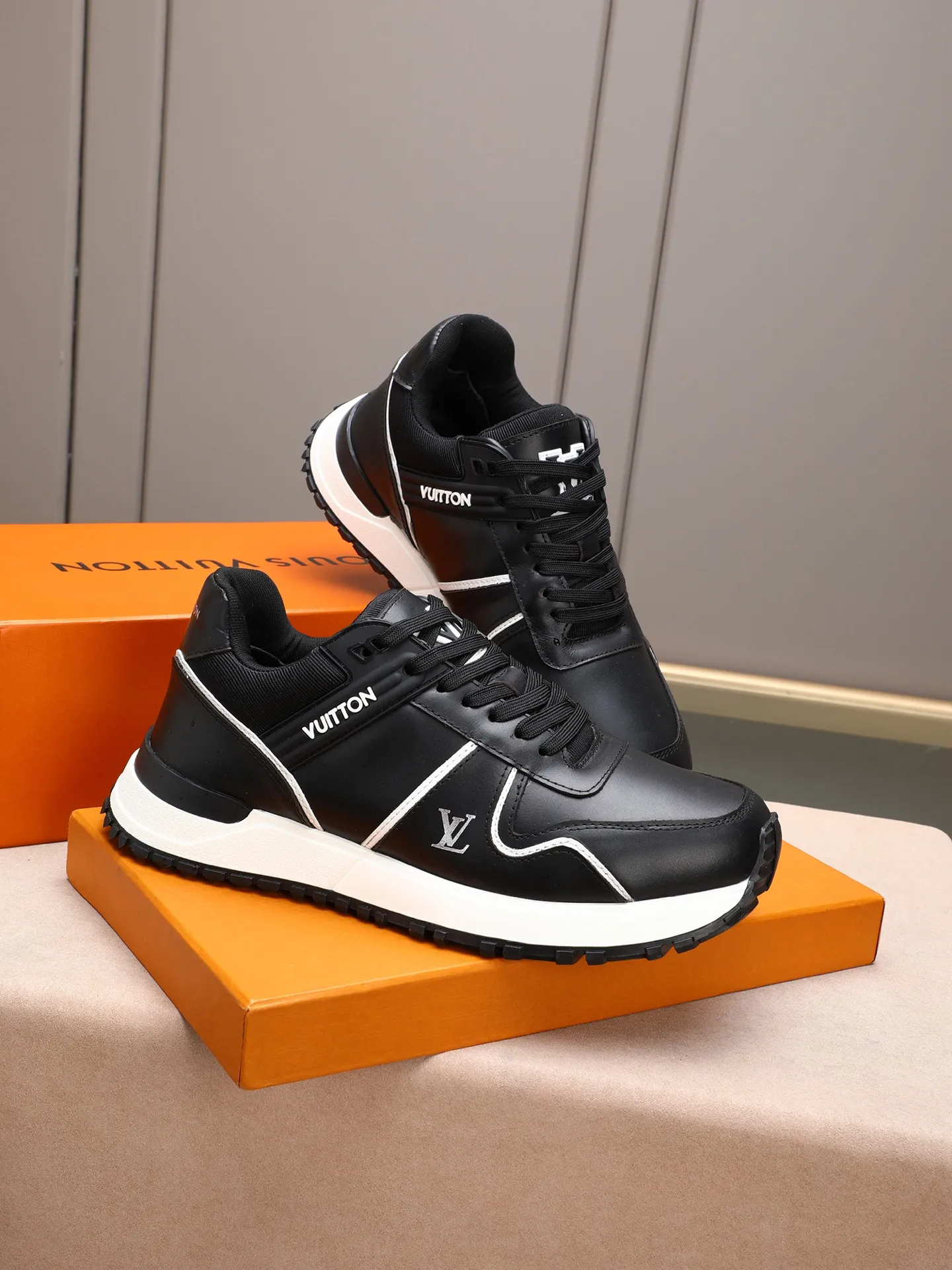 Men's Shoes 💰660 L The Run Away Maxi sneaker debuts in the 2025 collection and continues the iconic design of the Run Away sneaker. The smooth cowhide leather upper features contrasting LV lettering and Vuitton logos, and a lightweight rubber wedge outsole evokes running shoe construction. High level of comfort. Looks good, wears well and matches well. Worth buying! 7 color selection size: 39-44 (45 customized)